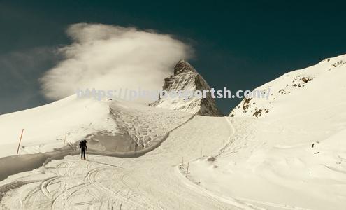 平博-瑞士滑雪选手雪中漫步达终点